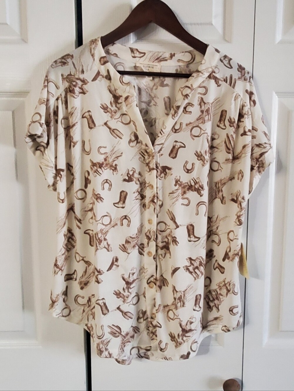 FLOWER & FEATHER NWT SZ 2XL. WESTERN BOOTS HORSESHOES. HORSES. BLOUSE.